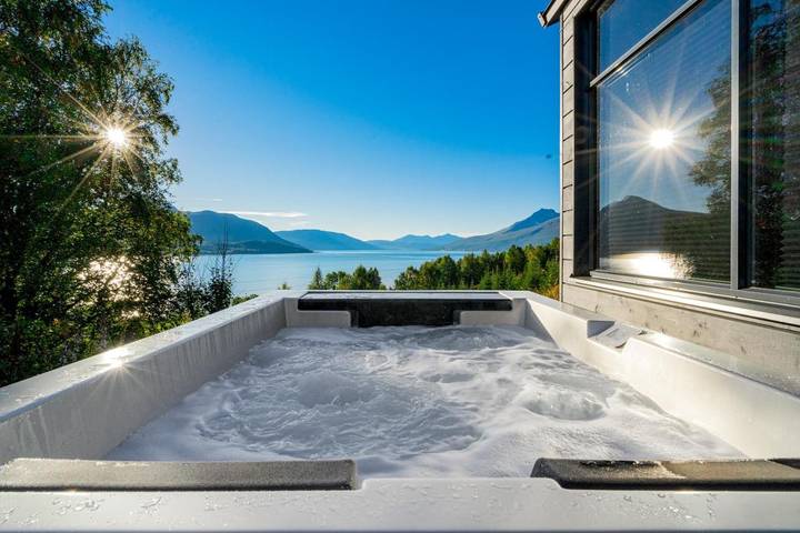 Ferienhaus für 6 Personen, mit Balkon und Whirlpool sowie Terrasse und Garten