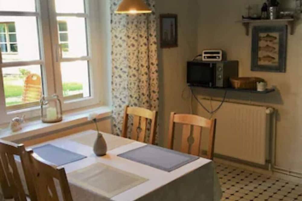 Ganze Wohnung, Perfekt für Zwei! Kleine Wohnung in grüner Oase, Halbecks-Hof in Lieschow, Ummanz