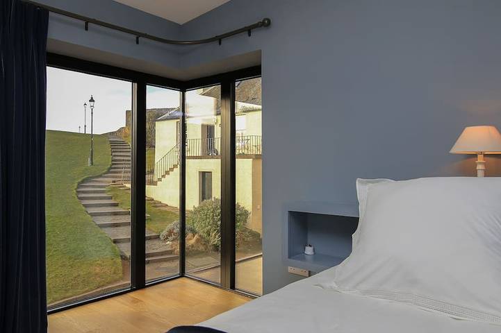 Stunning 3 bedroomed townhouse overlooking St Andrews harbour in St Andrews, Fife region