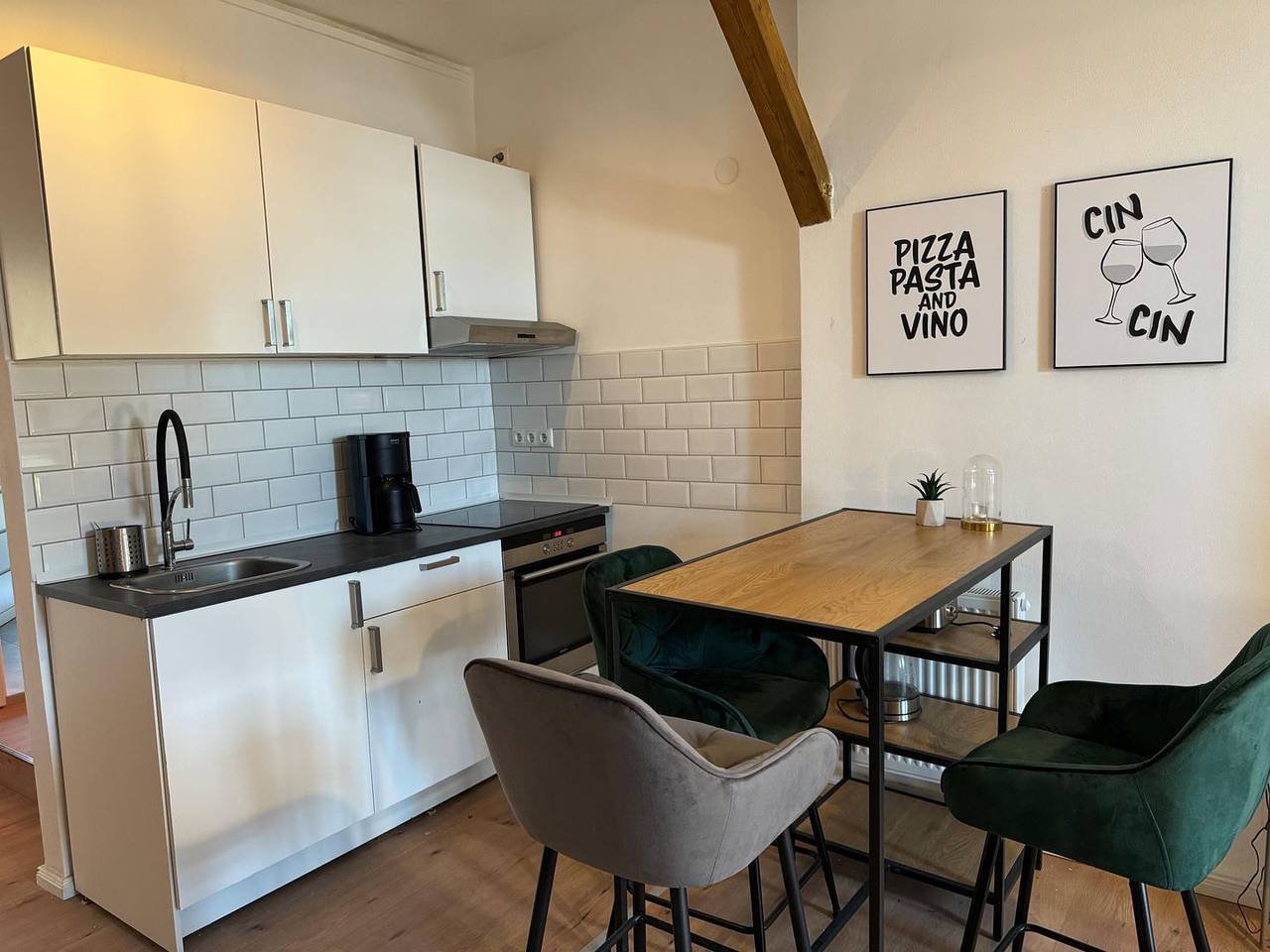 Appartement entier, Dachgeschoss-Appartement "Nina" in Halle mit 2 Schlafzimmern und Stellplatz in Halle (Allemagne), Saale-Unstrut