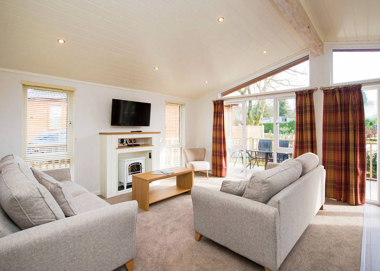 Deluxe 3 Lodge Slps 6 parking, ensuite & decking in Bowness-on-Windermere, Lake District