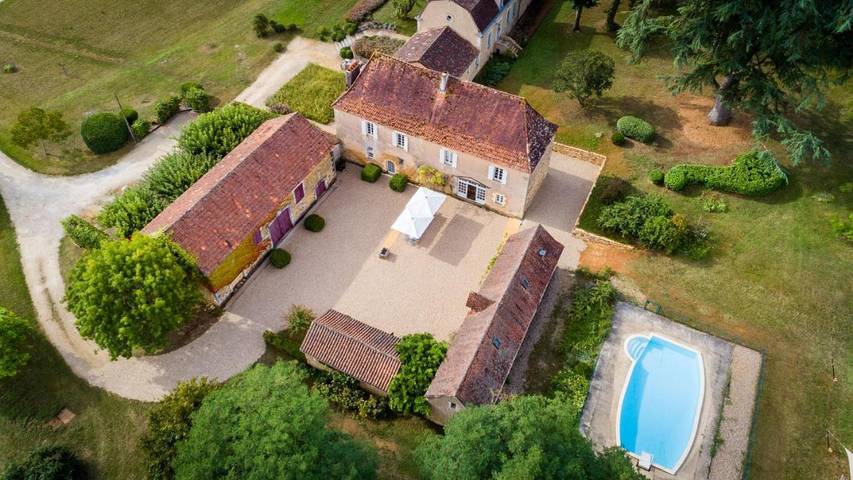 Location de vacances pour 12 personnes, avec piscine ainsi que jardin et vue à Cendrieux