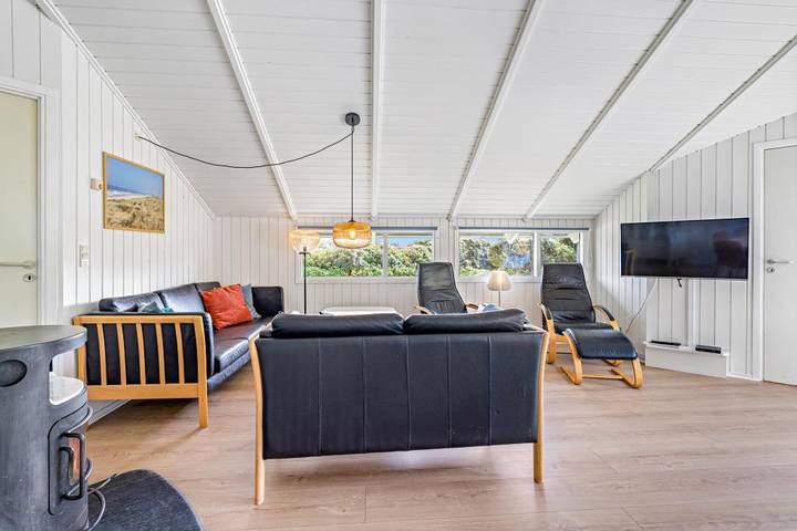 Beach-close holiday home with sauna, hot tub and beautiful terrace in Bjerregård, Holmsland Klit