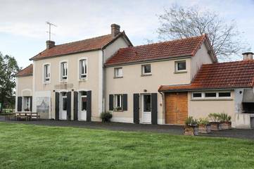 Auberge pour 6 personnes, avec jardin et terrasse à Genêts