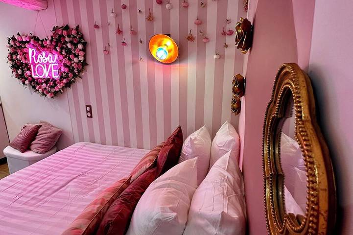 Ganze Wohnung, Love Room with spa & starry sky in Pézenas, Mittelmeerküste (Frankreich)