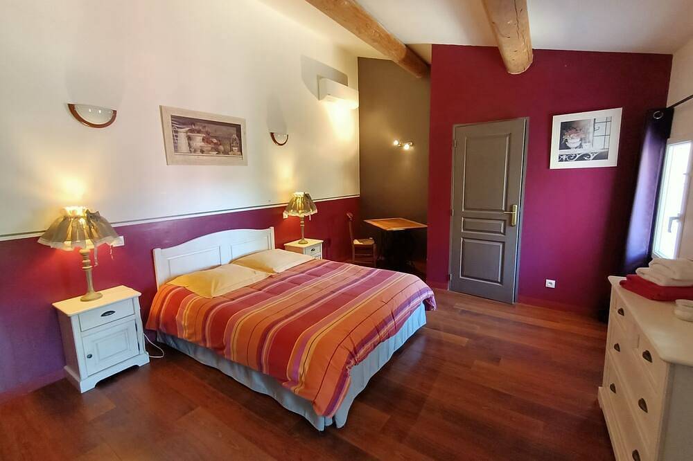 In Provence, large private property with swimming pool for 8 to 15 adults in Carpentras, Vaucluse