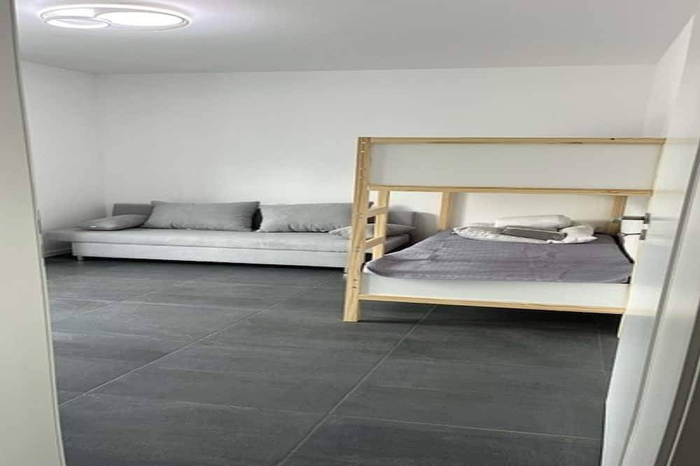 Ganze Wohnung, Moderne Ferienwohnung, Platz für 6 Gäste - 2 Schlaf-/ Wohn-/badezimmer, Terrasse in Singen, Hegau