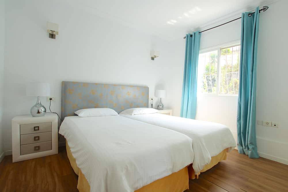 Luxurious Chalet for 6 people, Wifi, private heated pool, at 8 min to the beach in Las Moraditas, Adeje