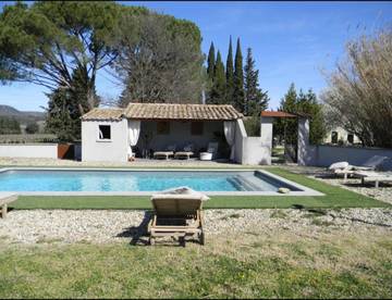 Gîte pour 4 personnes, avec piscine ainsi que jardin et vue à Valaurie