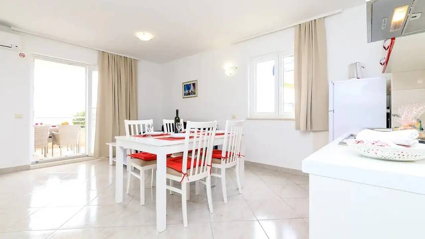 Gîte pour 4 personnes, avec piscine et terrasse à Brela - 3