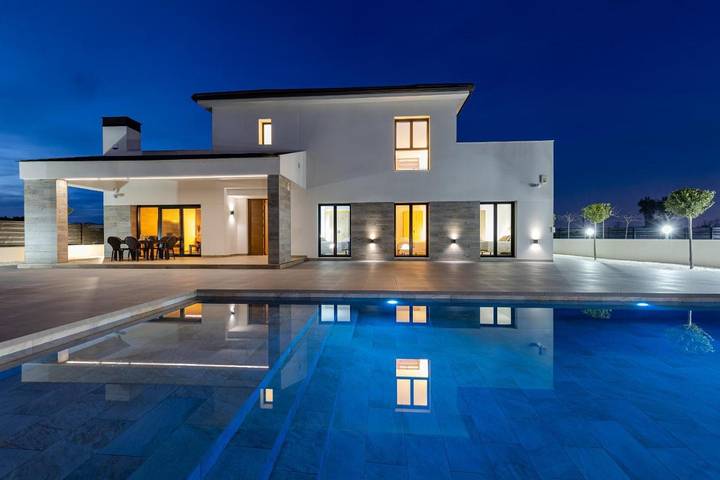 Casa rural para 16 personas, con jardín además de piscina y balcón en Catral