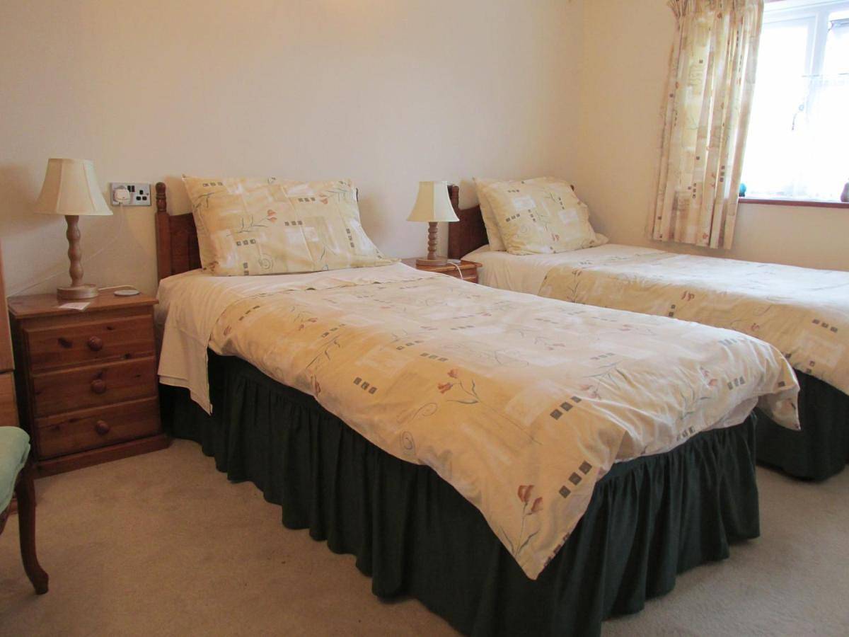Albertine ,A warm welcome awaits you ,Offering en-suite room only accommodation,Ideal location for Solent Way ,High Street ,Isle of Wight ,New Forest in Lymington, Hampshire