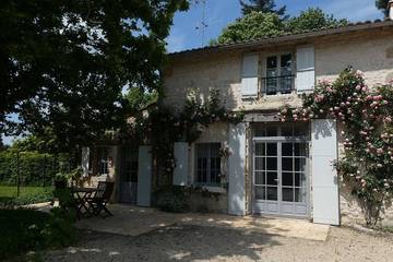 Gîte pour 6 personnes, avec jardin à Bourneau