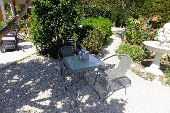 Gîte pour 2 personnes, avec terrasse ainsi que piscine et jardin à Oliva - 4