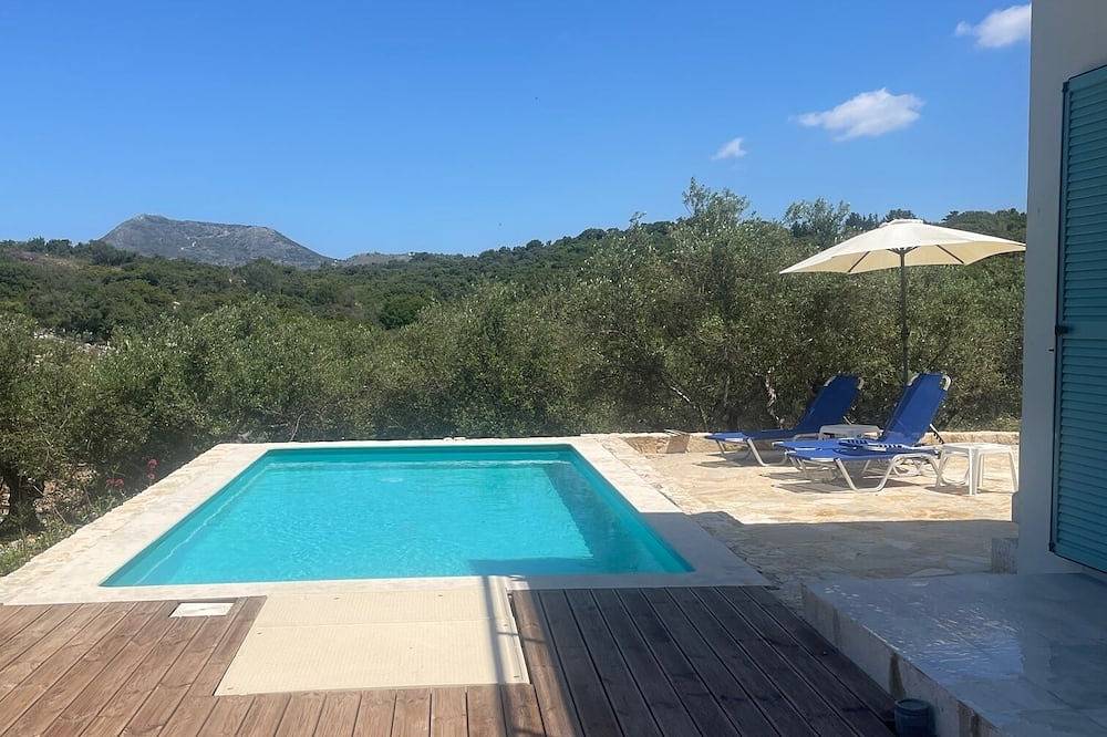 Facing the sea, in a peaceful setting, private pool in an olive grove in Vamos, Chania und Umgebung