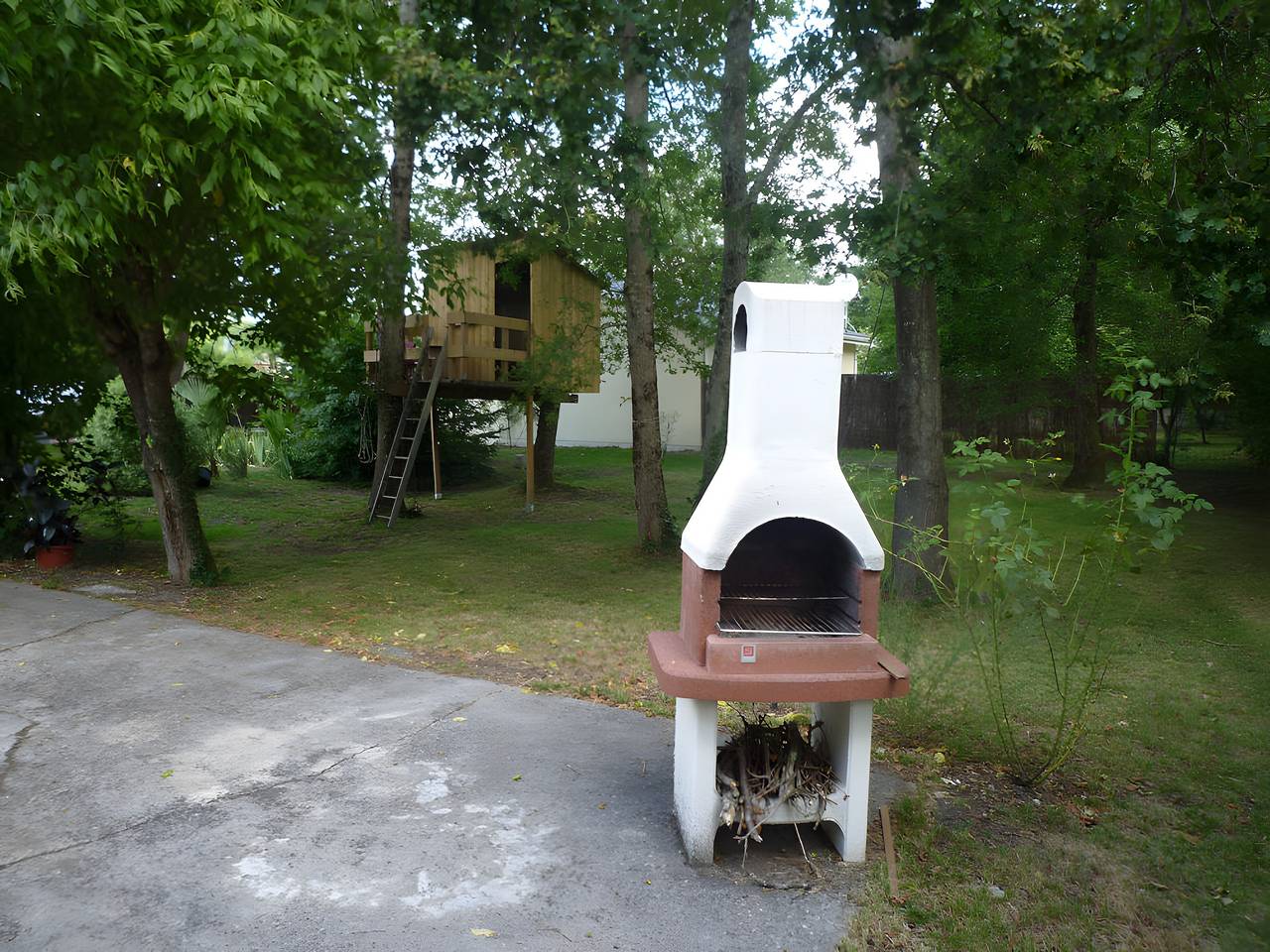 Habitación de huéspedes independiente con opción de mesa y espacio de descanso in Pessac, Región de Burdeos