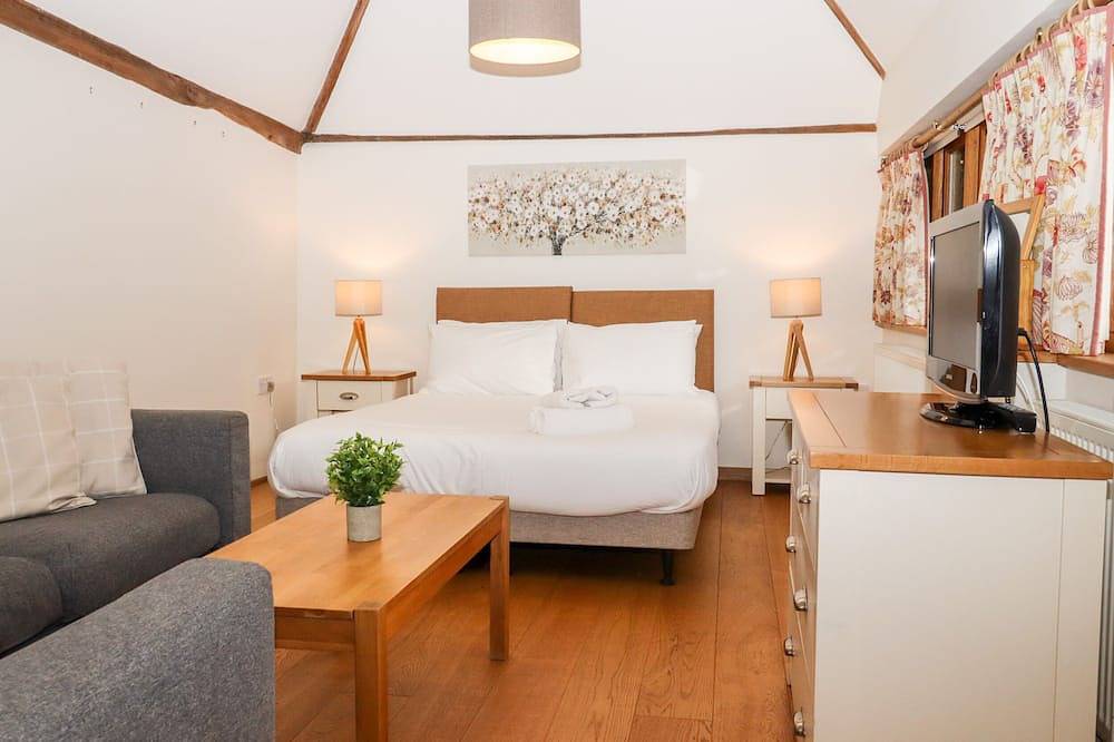 Little Batts, pet friendly, character holiday cottage in Markbeech in Chiddingstone, Kent