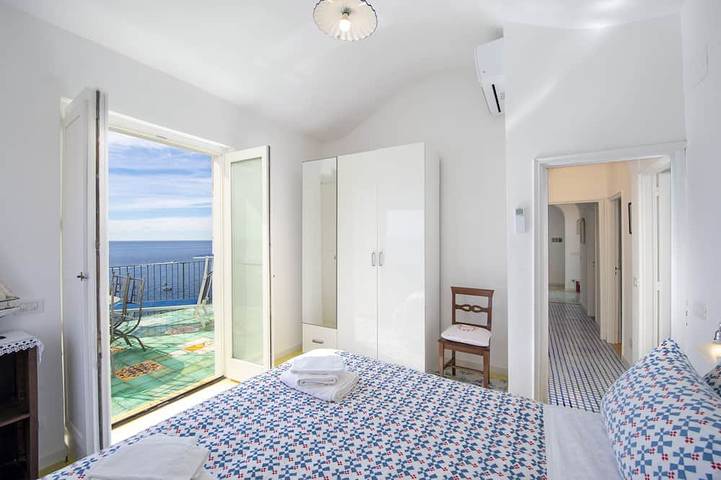 Auf dem Meer gesegnet Villa direkt. in Furore, Sorrento Coast