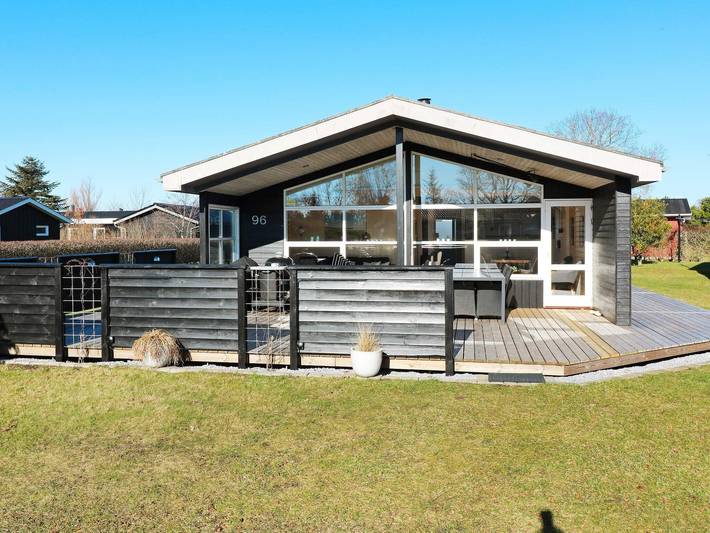 Ferieudlejning for 6 personer, med Terrasse og Have i Øster Hurup