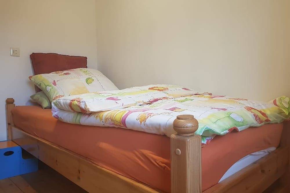 Ganze Wohnung, Geräumige 100qm Ferienwohnung für bis zu 3 Personen mit gemütlichem Kaminofen im Wohnzimmer und komfortabler Ausstattung in Bad Kötzting, Ostbayern