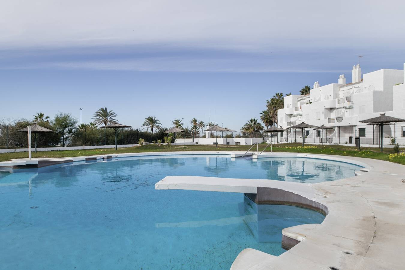 Apartamento entero, Apartamento "Barrosa Primera Línea de Playa" con vistas al mar, piscina y Wi-Fi in La Barrosa, Chiclana de la Frontera
