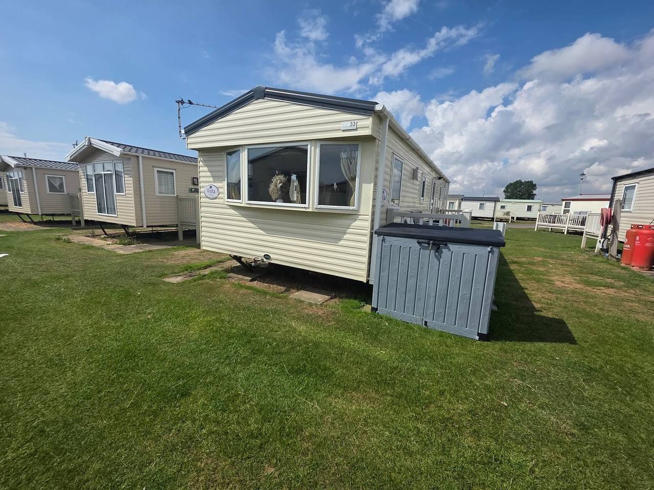 3-Bed Caravan - Sleeps 8 - Free Parking - Balcony in Ingoldmells, Lincolnshire