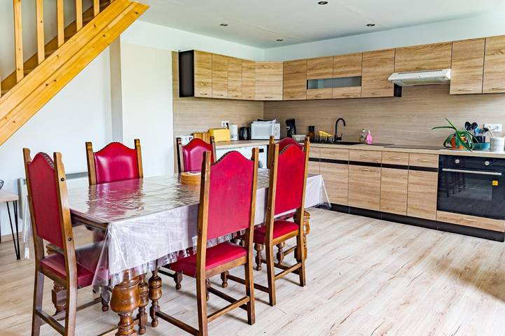 Gîte pour 7 personnes, avec vue et jardin dans Contré