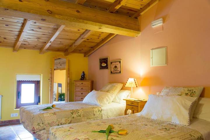 Casa rural para 15 personas, con Terraza además de Jardín y Piscina para niños en Tierra del Vino - 2