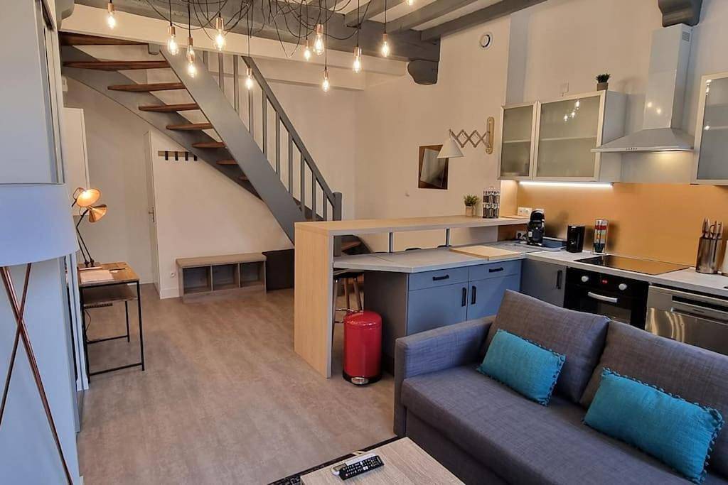 Appartement entier, Appart le Rétro Chic - Entièrement rénové en hyper centre - Terrasse et Parking privé in La Roche-Chalais, Dordogne