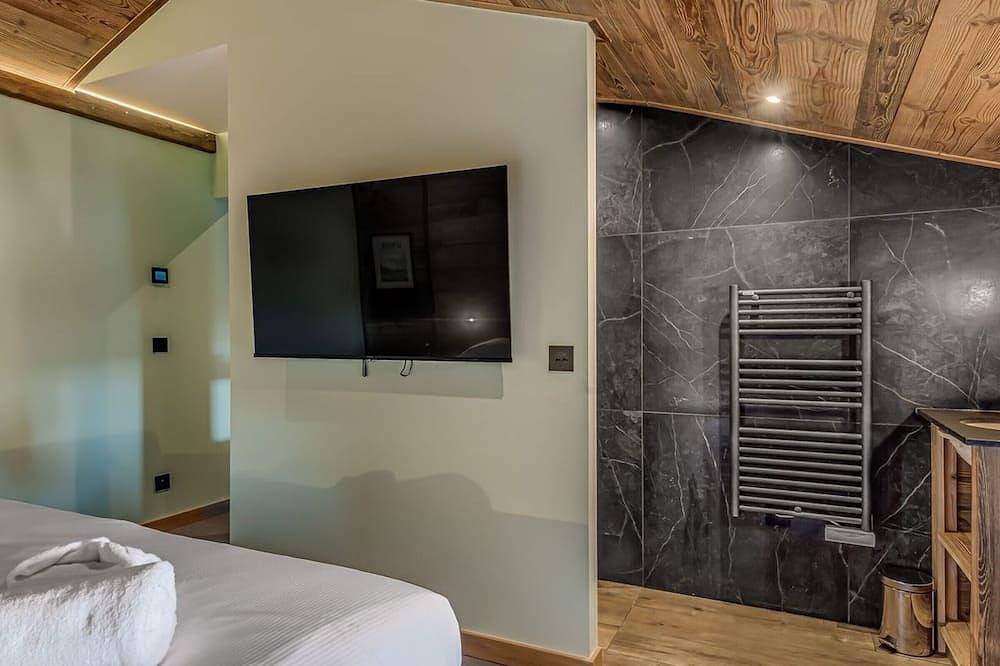 Luxury 5-star chalet, 7 suites, 14 guests, hotel services in Plagne Villages, La Plagne-Tarentaise