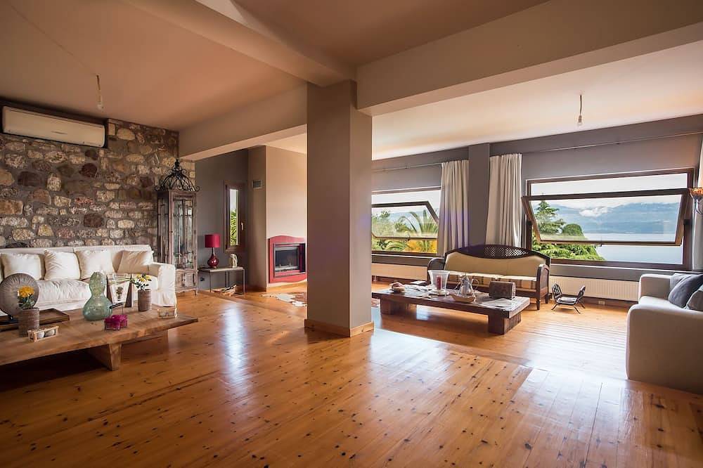 Villa Panorama mit Meerblick und Gemeinschaftspool in Achaia