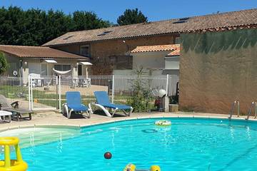 Gîte pour 4 personnes, avec jacuzzi et balcon ainsi que jardin et piscine, animaux acceptés à Vouneuil-sous-Biard