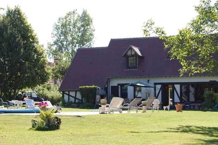 Location de vacances pour 12 personnes, avec Terrasse ainsi que Jardin et Piscine dans Gardefort