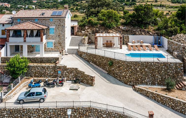 Ferienhaus für 10 Personen, mit Pool und Garten sowie Sauna und Terrasse auf Rab