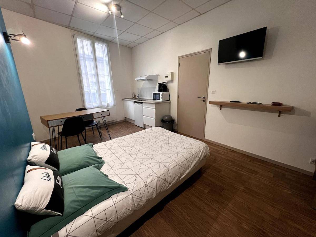 Appartement entier, Beau Studio dans une rue au calme en Centre Ville de Niort proche de la Gare in Niort, Région de Niort