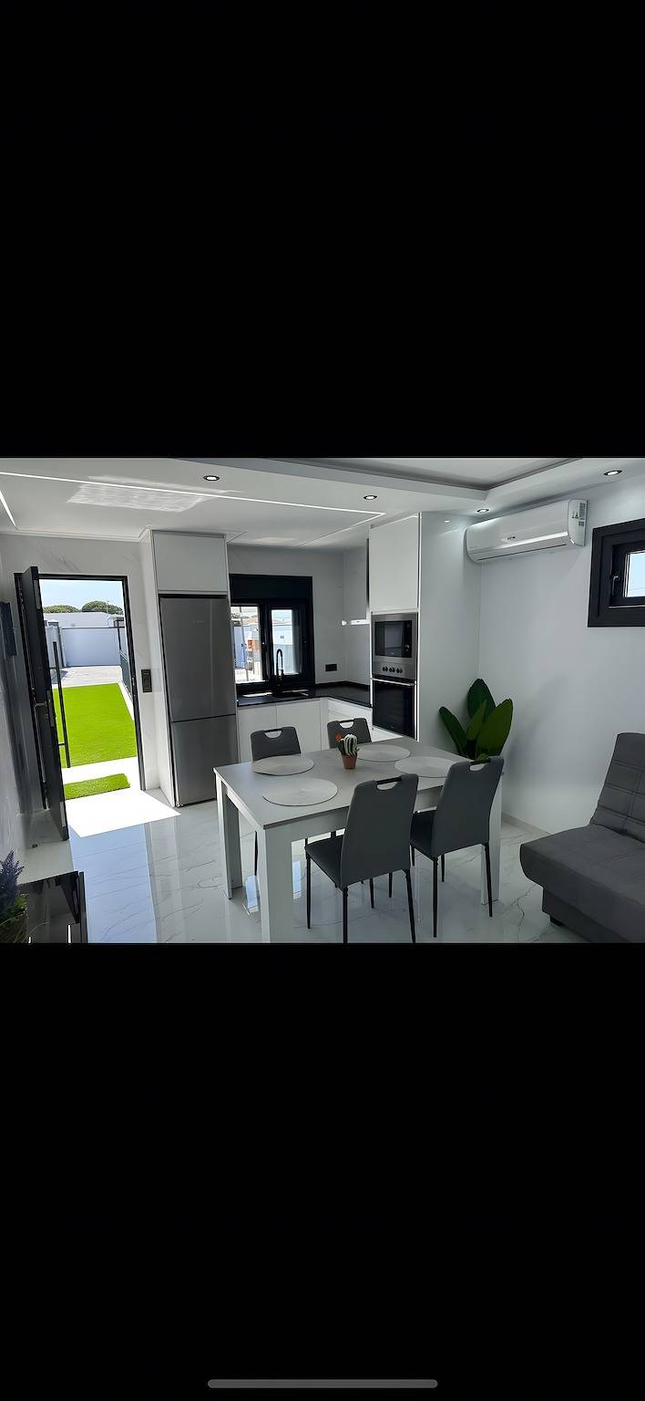 Apartamento entero, Apartamento 'Loft Roche Solo Parejas o Familias' con Piscina Privada, Wi-Fi y Aire Acondicionado in Conil de la Frontera, Costa de la Luz
