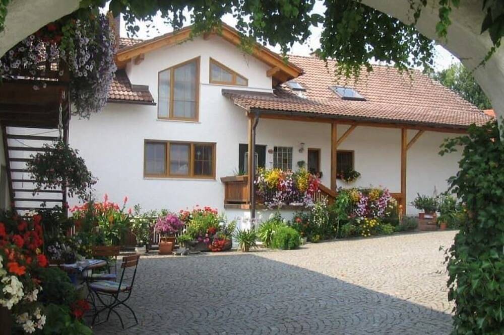 Ganze Wohnung, Ebenerdige Wohnung mit Wintergarten für 3 Personen in Hutthurm, Ostbayern