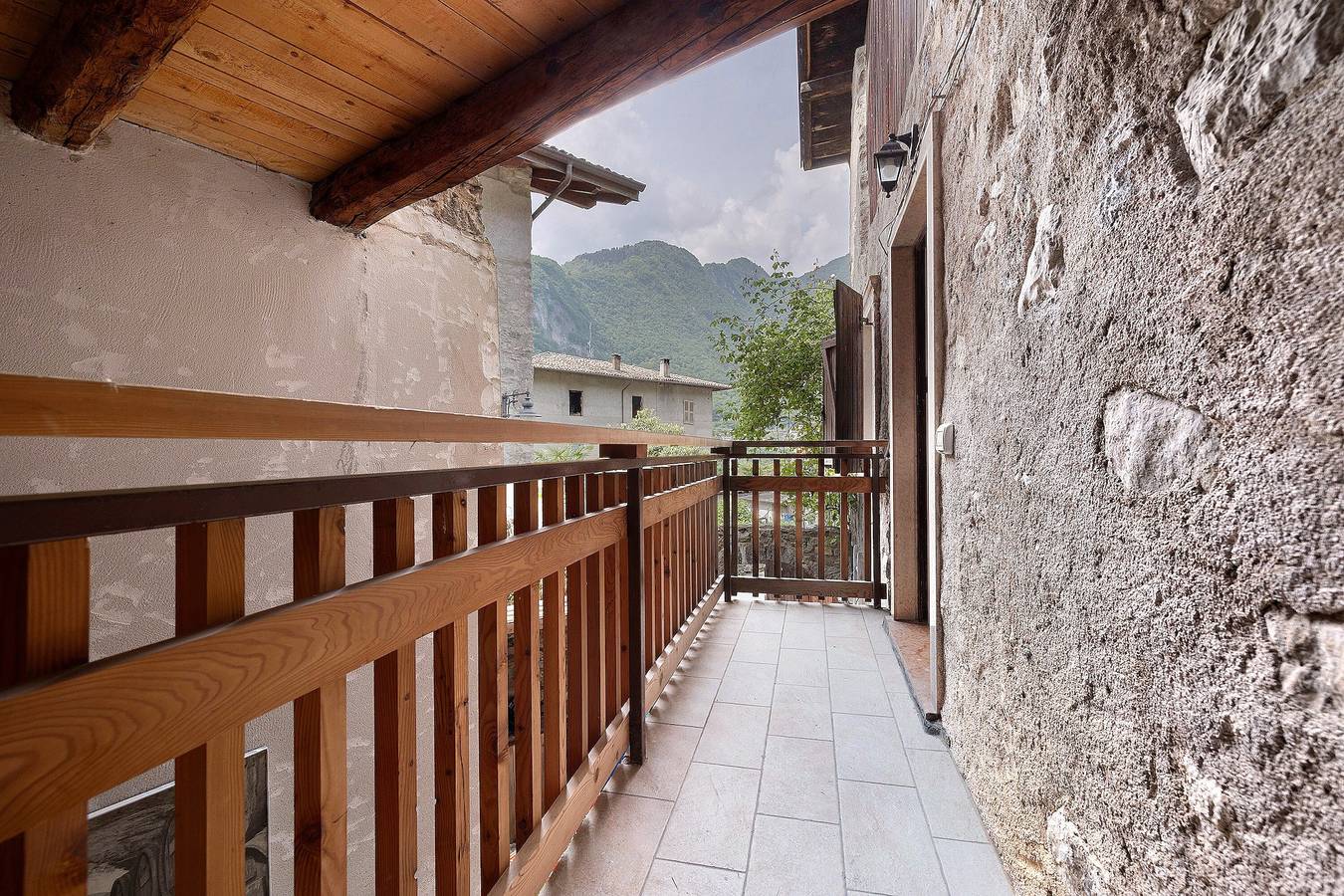 Ganze Wohnung, Agriturismo "Al Gallo Nero Giallo" am Gardasee mit Bergblick & Terrasse in Tenno, Gardasee-Berge