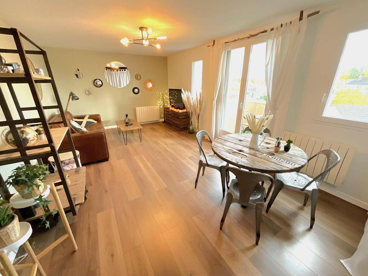 Appartement entier, Le Cosy Lily - Classé Meublé de Tourisme 3 étoiles - Lumineux appartement de 2 chambres et balcons au calme, à 10 min de Versailles in Voisins-le-Bretonneux, Yvelines