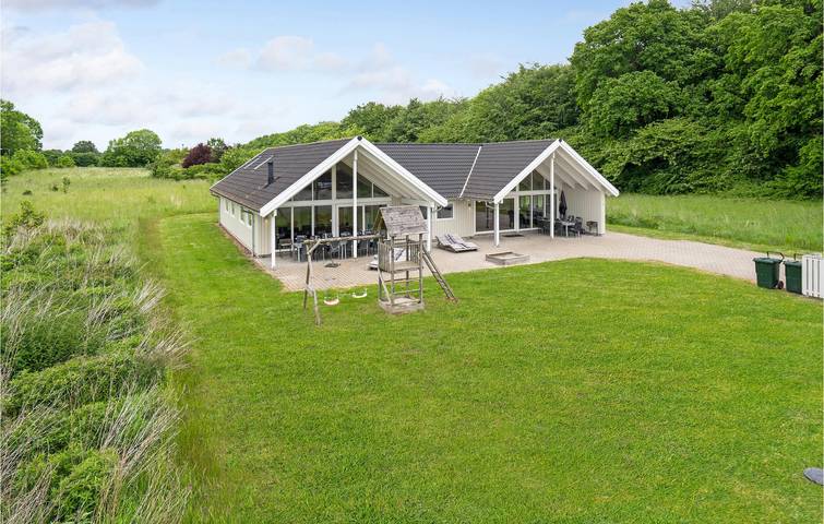Ferieudlejning for 20 personer, med Terrasse og Jacuzzi samt Sauna i Thurø