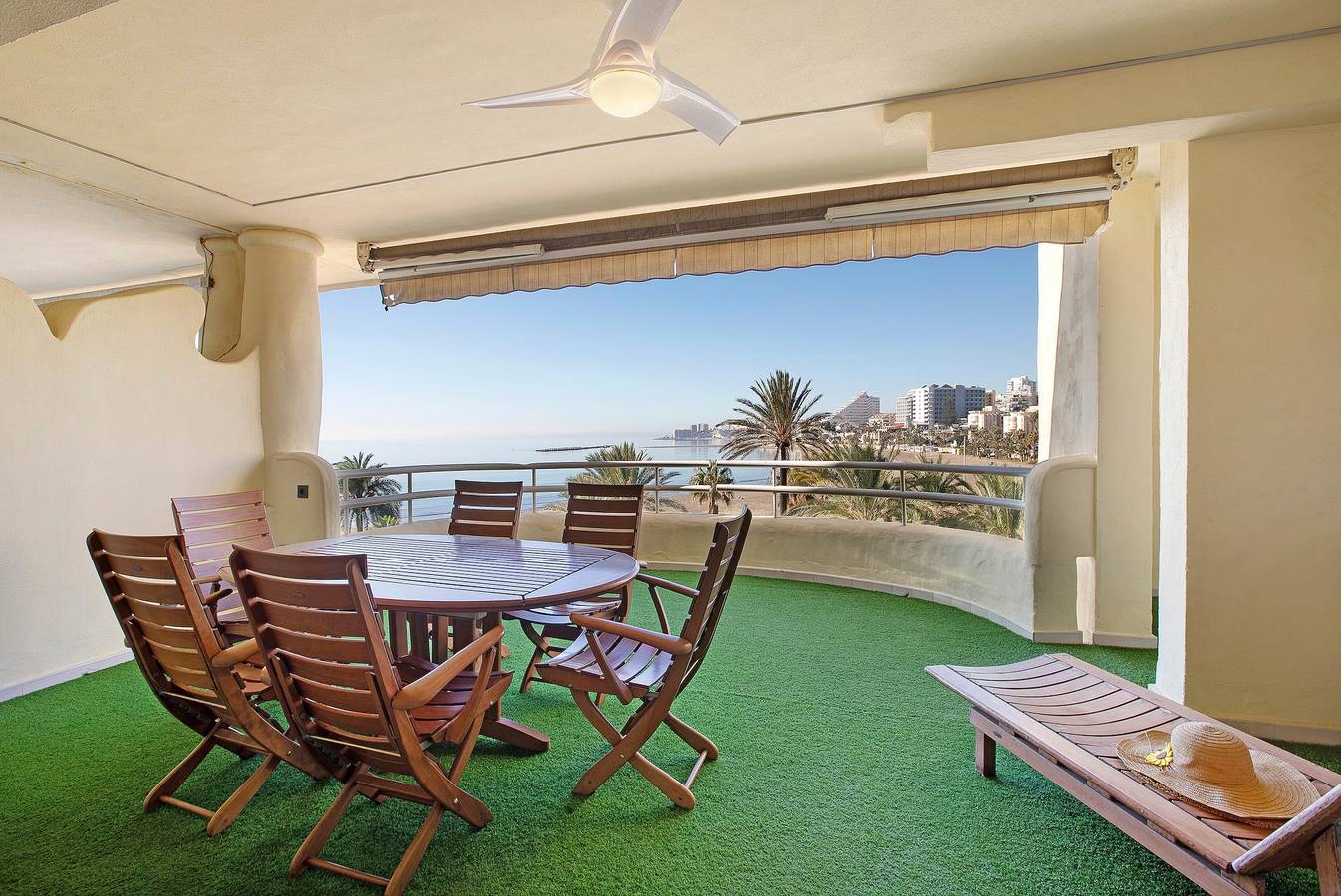 Entire apartment, Luxury in Puerto Marina with Heated Pool in Benalmádena Costa, Benalmádena