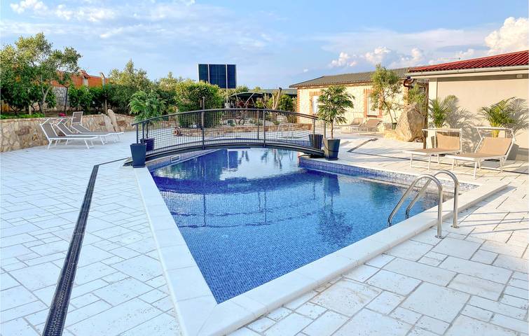 Gemütliche Ferienwohnung mit Terrasse, WLAN und Parkplatz in Strandnähe in Nerezine, Lošinj (Kvarner Bucht)
