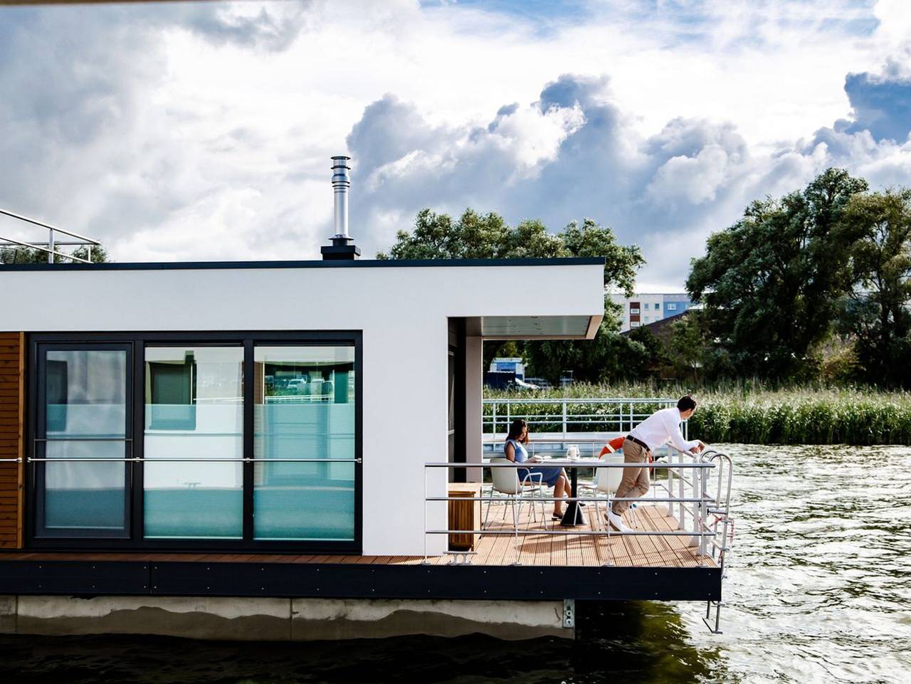 Kranichnest Schwimmhaus - Uferhaus am Bodden Ostsee - Kranichnest Schwimmhaus: Seeblick, Terrasse, Kaminofen & Platz für 4 Gäste in Ribnitz, Ribnitz-Damgarten