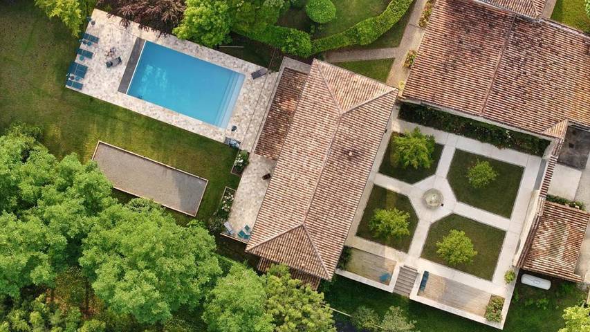 Location de vacances pour 10 personnes, avec vue ainsi que jardin et piscine, animaux acceptés à Vérac - 2