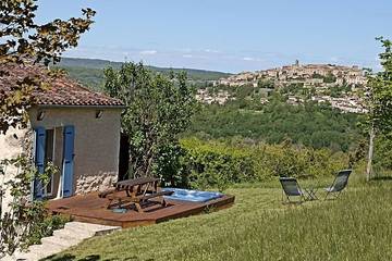 Gîte pour 2 personnes, avec jardin et jacuzzi à Souel