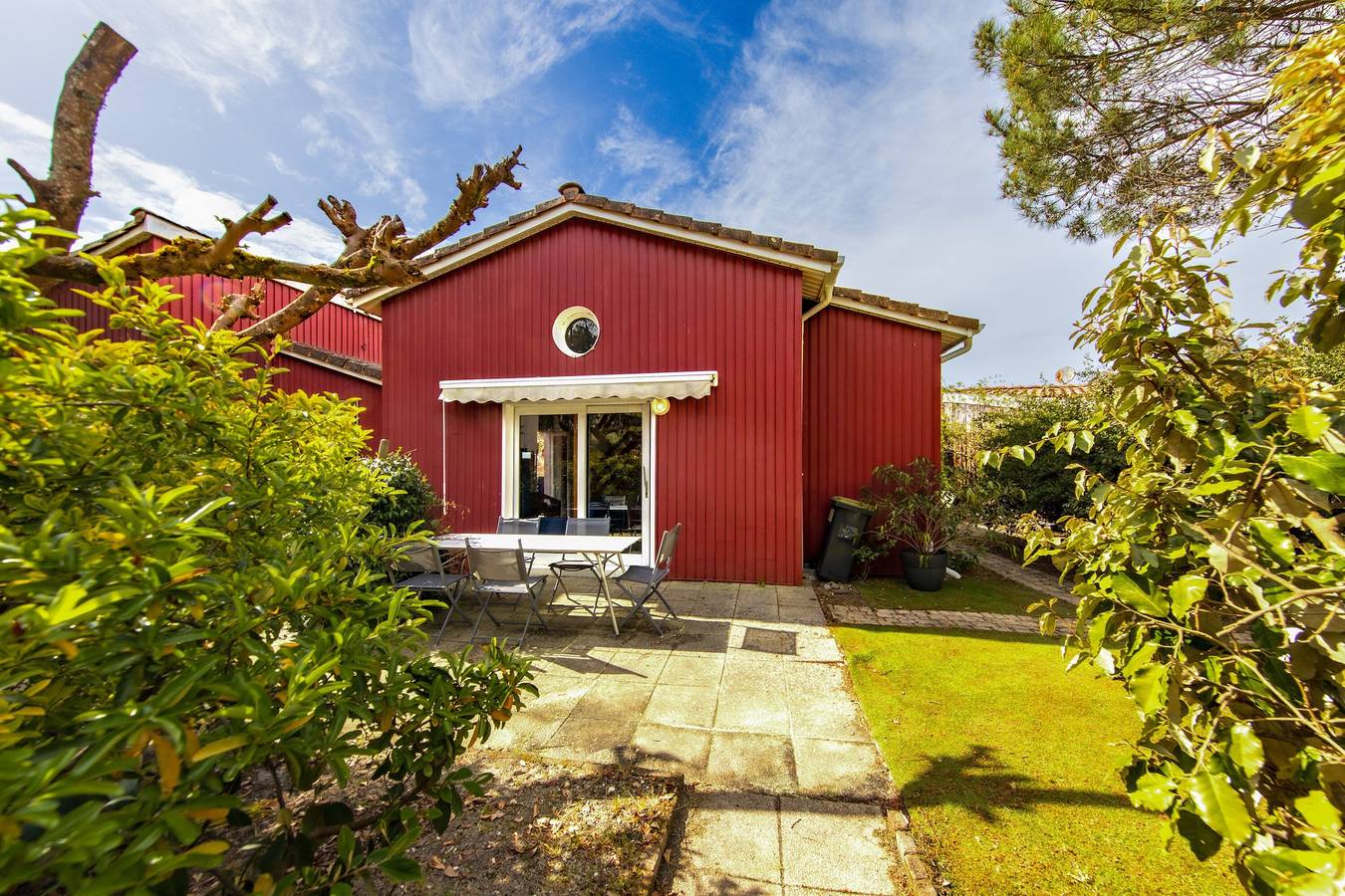 Chalet 'De Droite' mit privater Terrasse und privatem Garten in Hourtin, Regionaler Naturpark Médoc