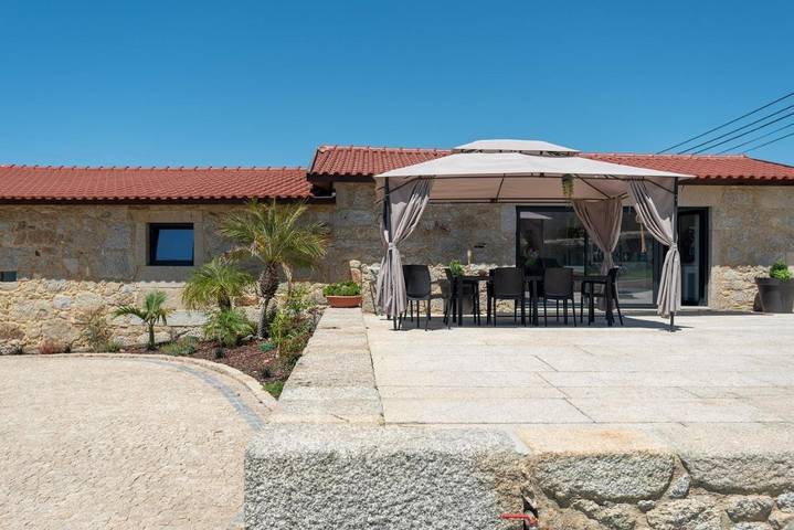 Location de vacances pour 3 personnes, avec vue et jardin dans Belinho