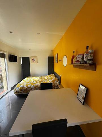 Gîte pour 2 personnes, avec vue ainsi que piscine et jardin, animaux acceptés à Cucugnan