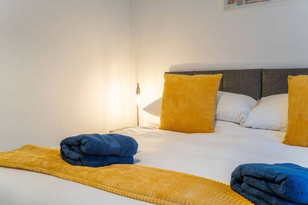 Entire apartment, Applewood Ground Floor Apartment is a 2 bedroom with parking in Three Bridges in Crawley, West Sussex