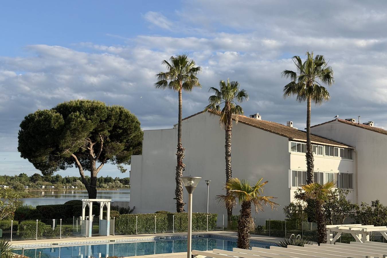 Appartement entier, Terrasses du Lac – vue lac piscine clim parking terrasse in Port Camargue, Le Grau-du-Roi
